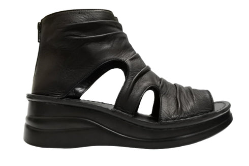 【インコルジェ 4050 ブラック】本革クロスベルトくしゅふわショートブーツサンダル